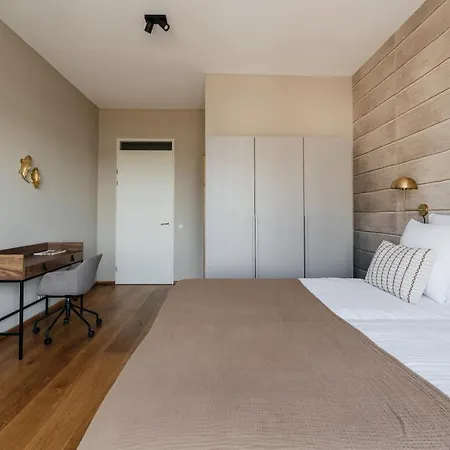 Bizstay Harbour Iv * האג