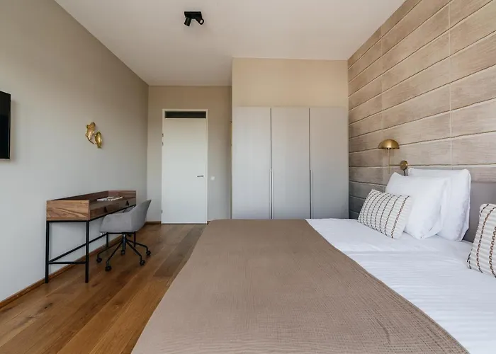 Bizstay Harbour Iv * האג